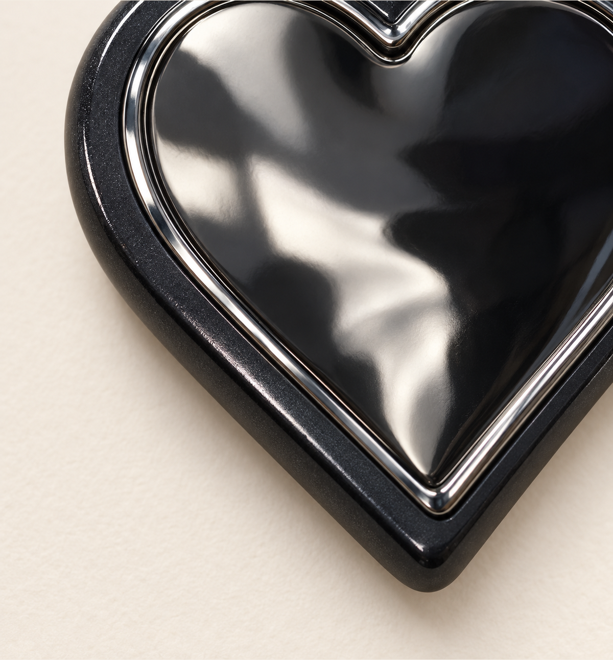 Rotating Heart Keychain - Black, detail
